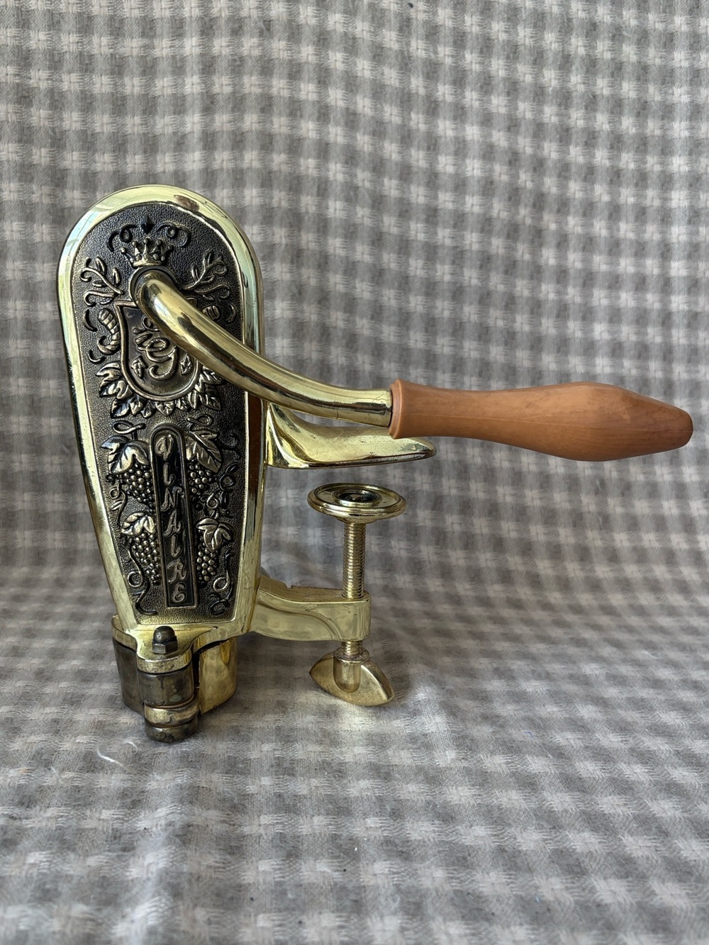 VTG VINAIRE BRASS TABLE MOUNT WINE CORKSCREW GRAPE VINE WOOD HANDLE BAR OPENER